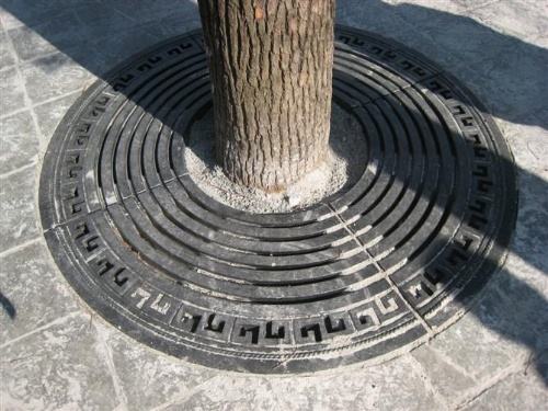 為什么現(xiàn)在園林綠化工程都用樹脂護(hù)樹板